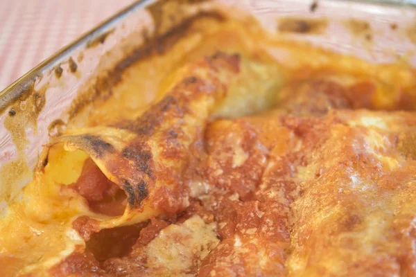 Detail van gebakken cannelloni met ragout saus — Stockfoto