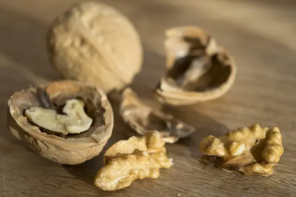 Vlašské ořechy s shell a skořápky — Stock fotografie