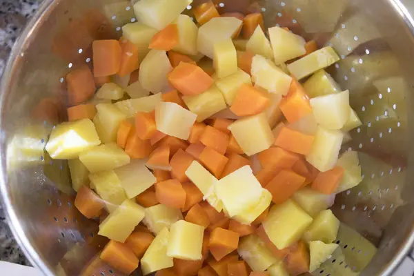 Aardappelen en wortelen gekookt in de snelkookpan — Stockfoto