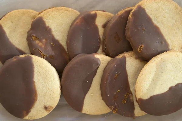 Galletas caseras en el chocolate y la vainilla —  Fotos de Stock