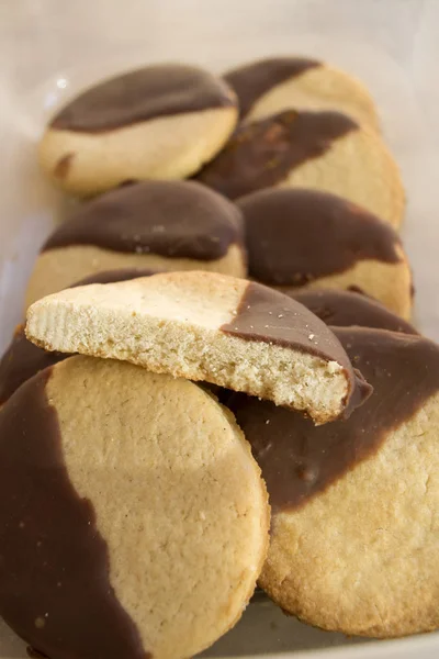 Galletas caseras en el chocolate y la vainilla —  Fotos de Stock