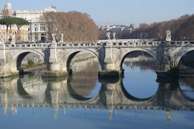 Onun köprü biri ile Roma'da Tiber Nehri