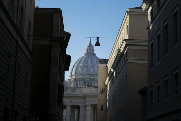 Koepel van de Sint Pieterskerk in rome — Stockfoto