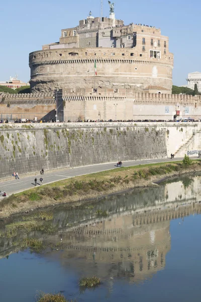 Rome-St Angel kasteel weerspiegeld in de rivier de Tiber — Stockfoto