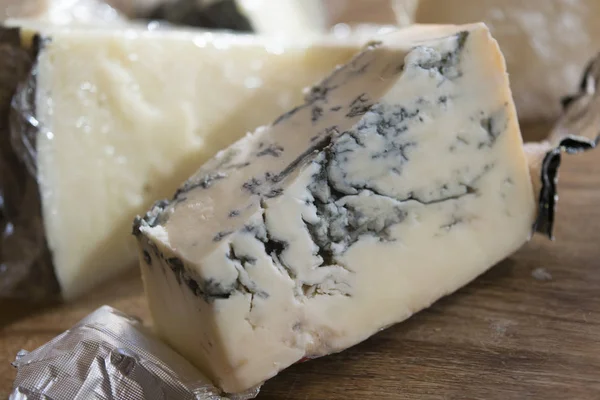 Trozo de queso roquefort — Foto de Stock