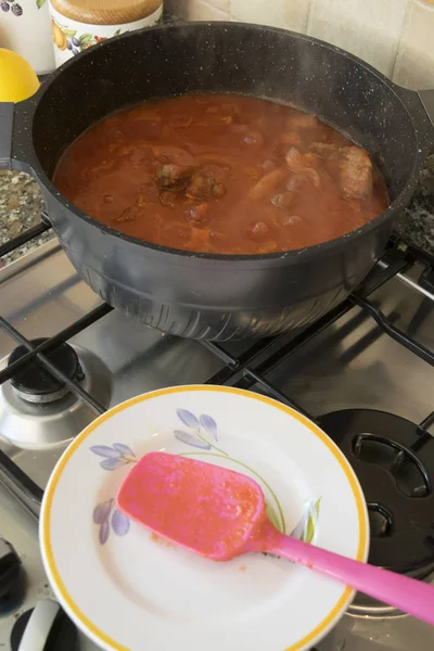 Goulash van rundvlees met worst — Stockfoto