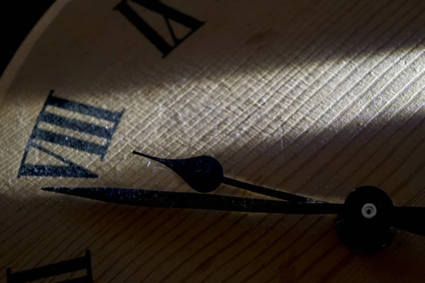 Концепція часу з певним світлом на обличчі старого годинника — стокове фото