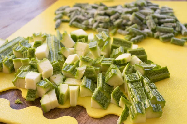 Courgette in stukjes geknipt — Stockfoto