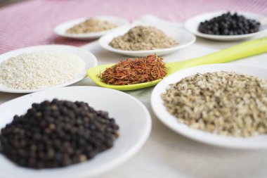 baharat beyaz daireler üzerinde çeşitli