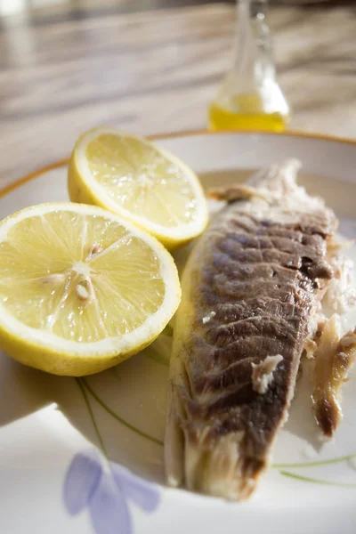 Balığı fileto görmüş yağı ve limon ile — Stok fotoğraf
