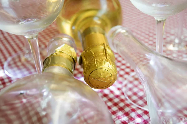 Пустые и полные бутылки шампанского — стоковое фото