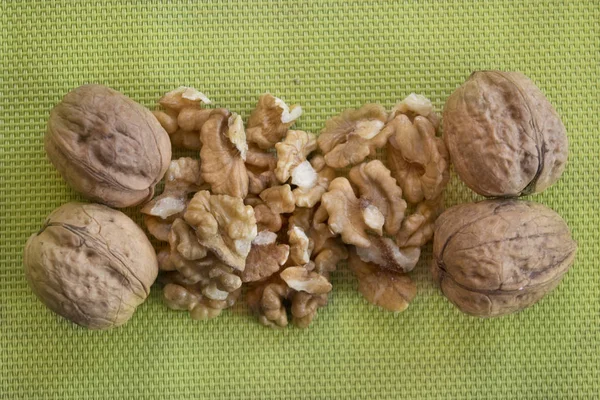 Noyaux de noix et noix avec coquille — Photo