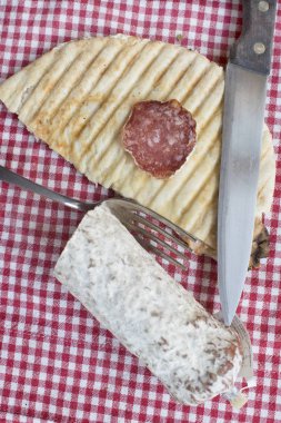 düz ekmek ve salam ile yapılmış tost