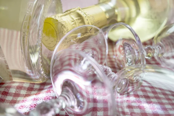 Бутылка белого вина и бокалы флюита — стоковое фото