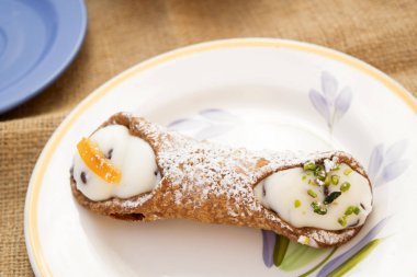 Sicilya cannolo ricotta krema dolgulu