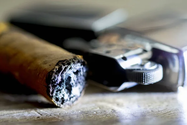 Cigarr bara rökt och bensin lättare — Stockfoto