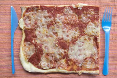 margherita pizza bölümünün Üstten Görünüm