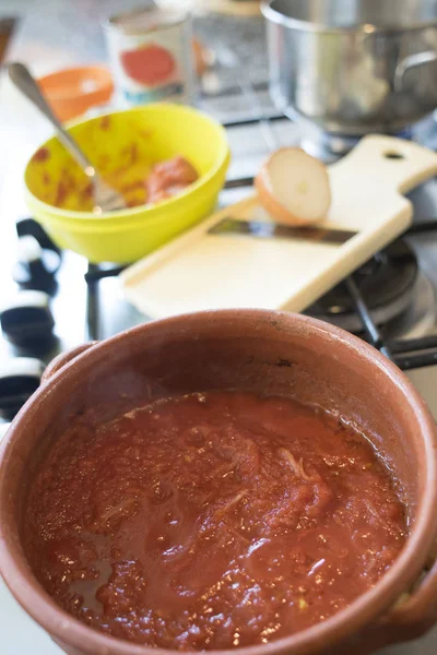 Voorbereiding van tomatensaus in aardewerk pan — Stockfoto