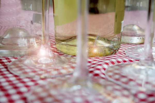 Детали бутылки белого вина между флейтами шампанского — стоковое фото