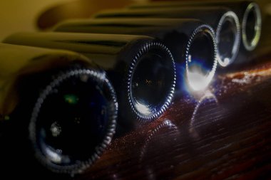 zayıf ışık ile bir mahzende yaşlanma şarap