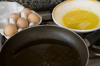 bir frittata dövülmüş yumurta ve pan ile hazırlama