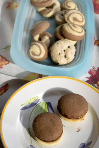自制牛奶饼干与巧克力 — 图库照片