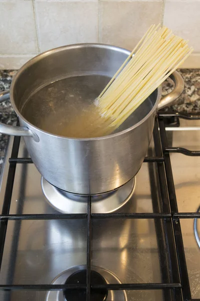 Cooking spaghetti in pan — Stock Photo, Image