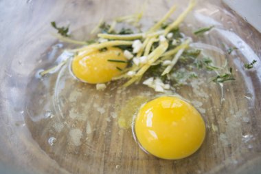 omlet hazırlamak için yumurta sarısı