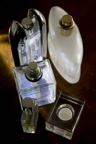 Parfymflaskor med särskild belysning — Stockfoto