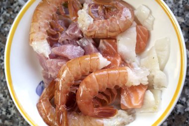 makarna sosu hazırlamak için ham karışık deniz ürünleri