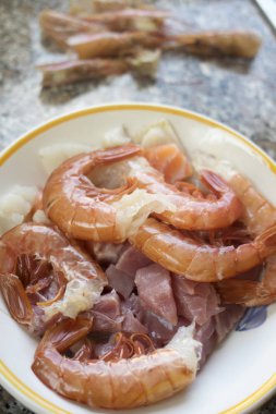 makarna sosu hazırlamak için ham karışık deniz ürünleri