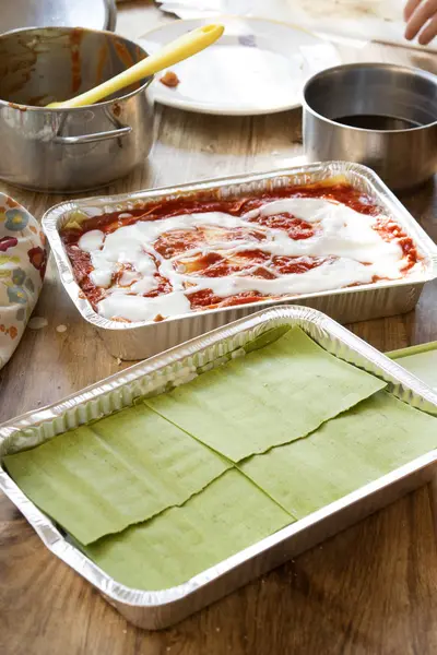 Preparazione di lasagne verdi e classiche — Foto Stock