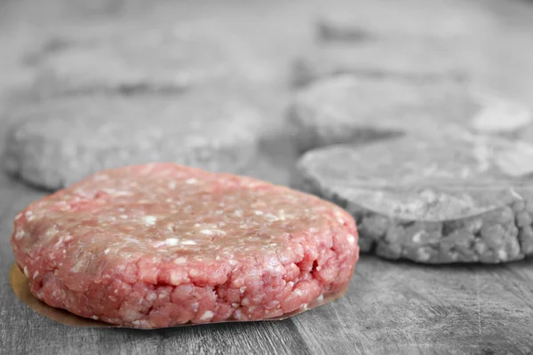 Bestand van ruwe hamburgers — Stockfoto