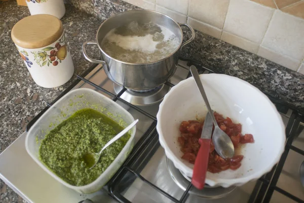 Cooking pasta pesto sauce and tomatoes — Stock Photo, Image