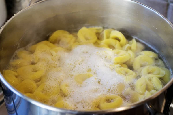 Tortellini kaynar suda pişer. — Stok fotoğraf