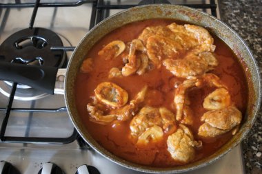 osso buco tavada pişirilmiş domates püresi içinde