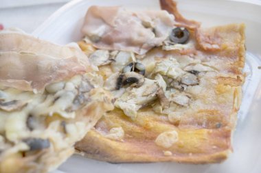 Siyah Zeytin ve pişmiş jambon pizza mantar