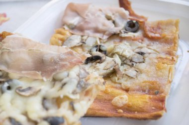 Siyah Zeytin ve pişmiş jambon pizza mantar