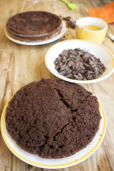 Chocolade spons cake maken — Stockfoto