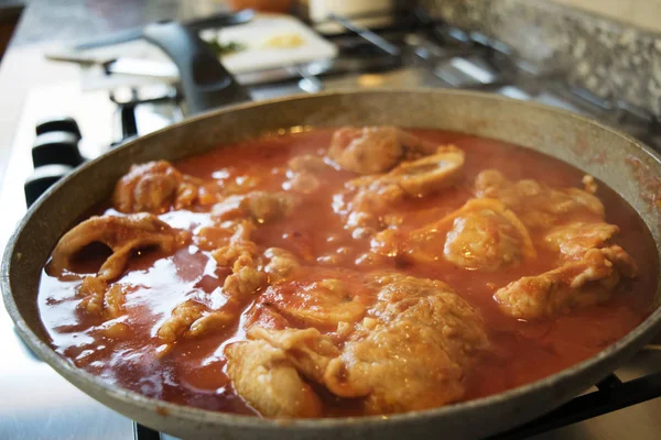 Osso buco in tomatenpuree gekookt in de pan — Stockfoto