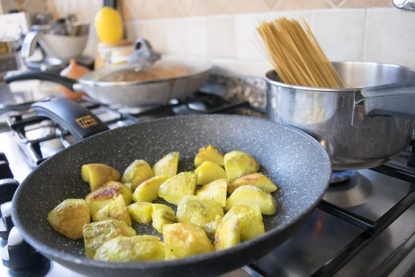Vaření brambor v pánvi — Stock fotografie