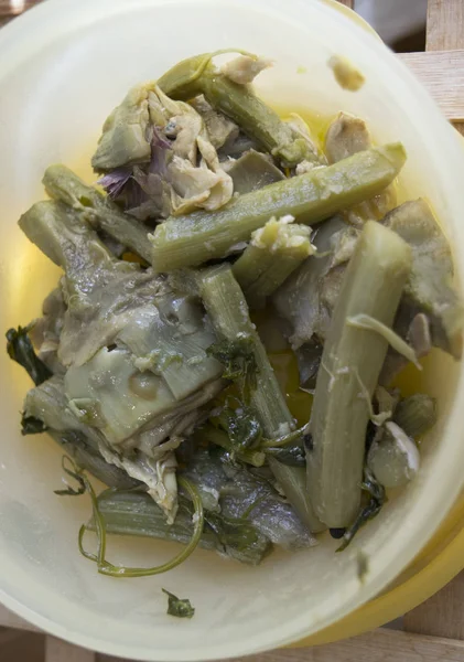 Stewed artichokes with garlic and lemon — Stock Photo, Image
