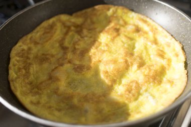Frittata tavada yarım gelen güneş ışınları aydınlık