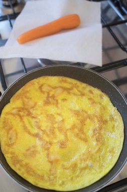 yakınındaki bir havuç ile tavada omlet