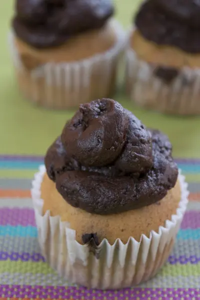 Handgemaakte muffin met chocolade crème — Stockfoto