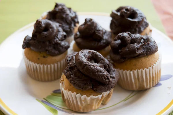Handgemaakte muffins met chocolade crème — Stockfoto