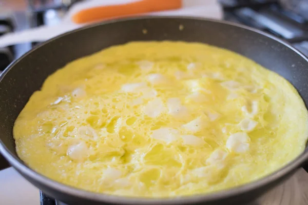 Bir stovetop üzerinde bir omlet yapmak — Stok fotoğraf