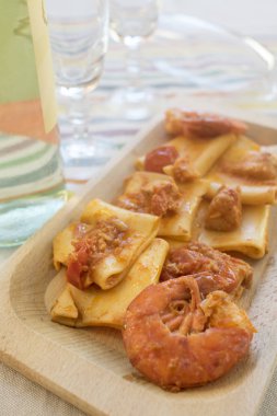 paccheri karides ve kiraz domates ile