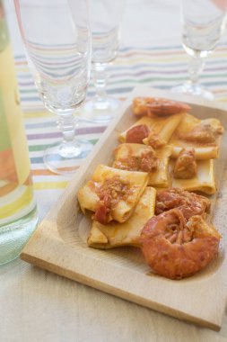 paccheri karides ve kiraz domates ile