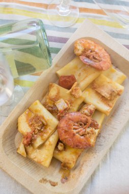 paccheri karides ve kiraz domates ile